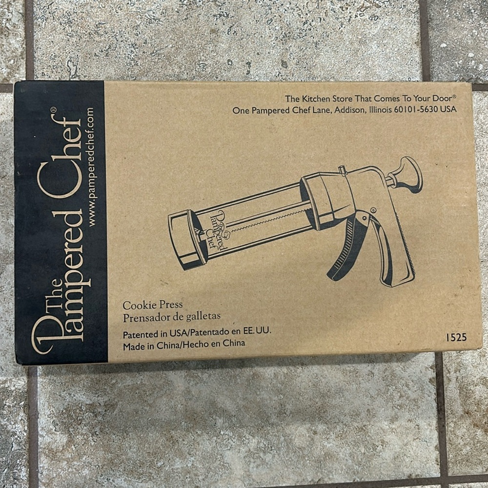 THE PAMPERED CHEF Cookie Press w/16 discs